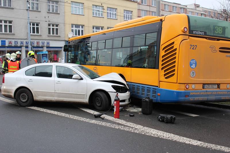 V pondělí 11. ledna 2016 před polednem komplikovala průjezd křižovatkou ulic Dlouhá a Kvítková ve Zlíně nehoda osobního auta s autobusem MHD na lince číslo 38.