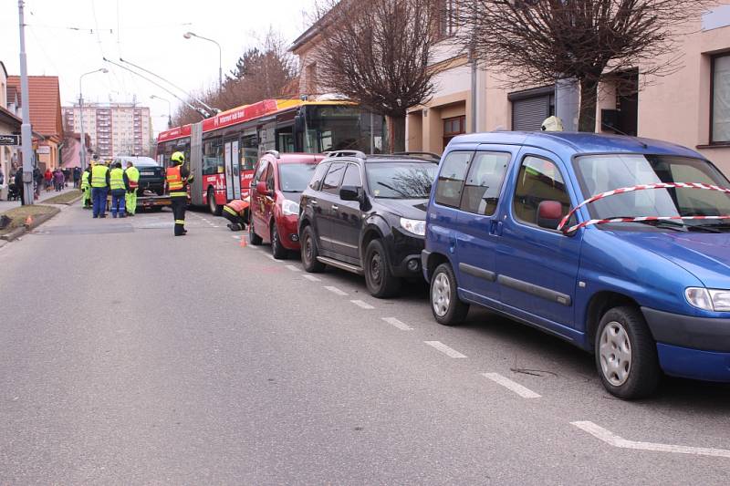 V Otrokovicích boural v pondělí ráno trolejbus.