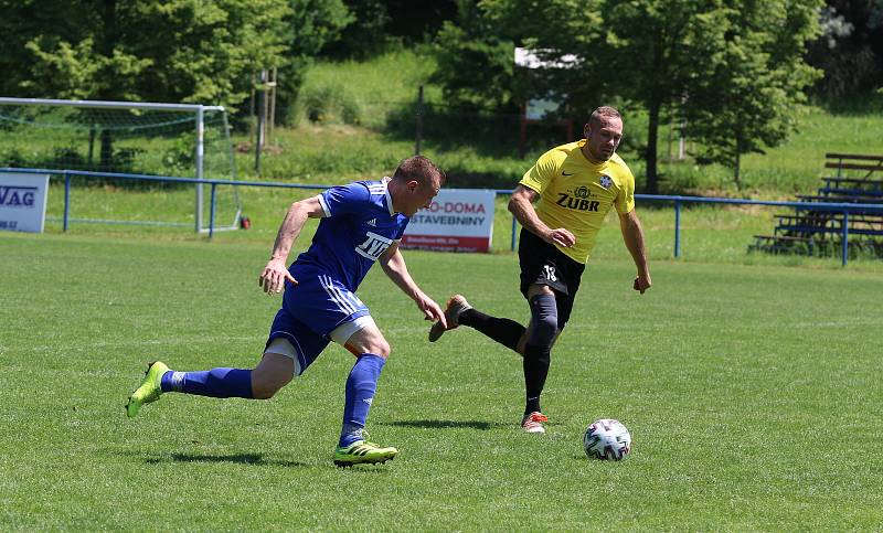 Divizní fotbalisté Slavičína (v modrém) po posledních výhrách ve 25. kole doma podlehli po divácky atraktivní přestřelce Kozlovicím 3:4.