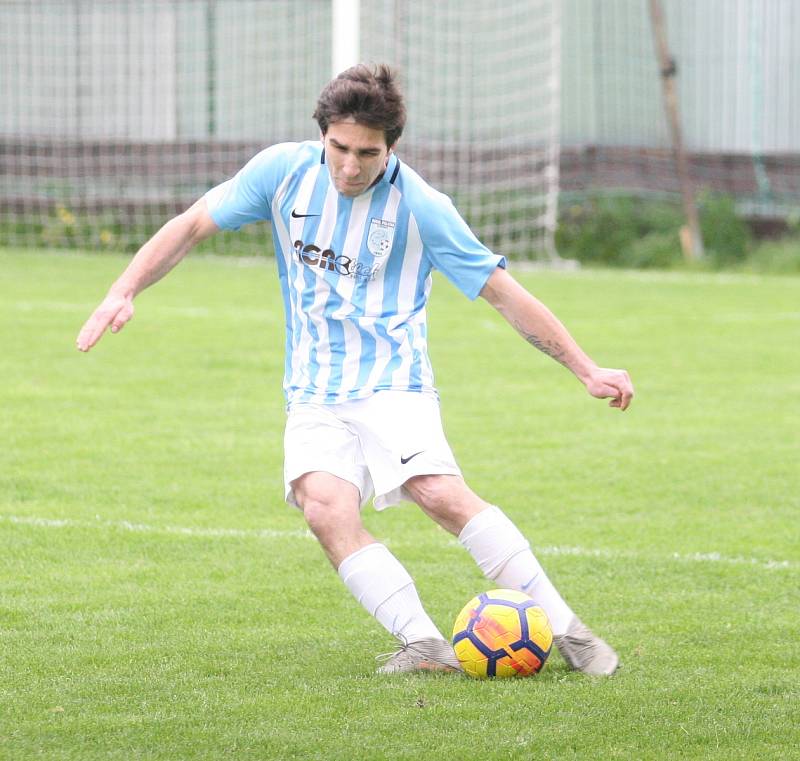 Fotbalisté Příluk (v červeném) v rámci I. B třídy skupiny A pokračují v jarní spanilé jízdě, v nedělním duelu 21. kola doma porazili 2:0 Poličnou.