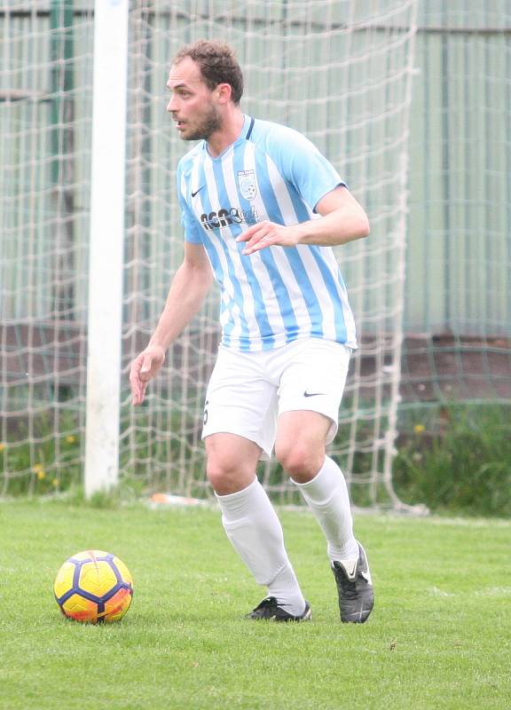 Fotbalisté Příluk (v červeném) v rámci I. B třídy skupiny A pokračují v jarní spanilé jízdě, v nedělním duelu 21. kola doma porazili 2:0 Poličnou.