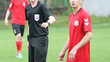 Fotbalisté Příluk (v červeném) v rámci I. B třídy skupiny A pokračují v jarní spanilé jízdě, v nedělním duelu 21. kola doma porazili 2:0 Poličnou.