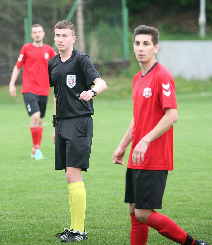 Fotbalisté Příluk (v červeném) v rámci I. B třídy skupiny A pokračují v jarní spanilé jízdě, v nedělním duelu 21. kola doma porazili 2:0 Poličnou.