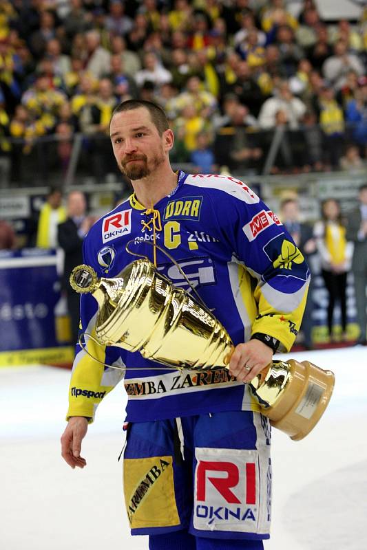 Podívejte se na průřez kariéry ve fotografiích legendy zlínského hokeje, trojnásobného mistra světa a kapitána mistrů extraligy 2014 Petra Čajánka. Foto: archiv Deníku.