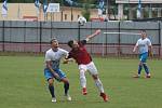 Fotbalisté Otrokovic (v bílomodrých dresech) zdolali ve vloženém 30. kole MSFL vedoucí Prostějov 3:2.