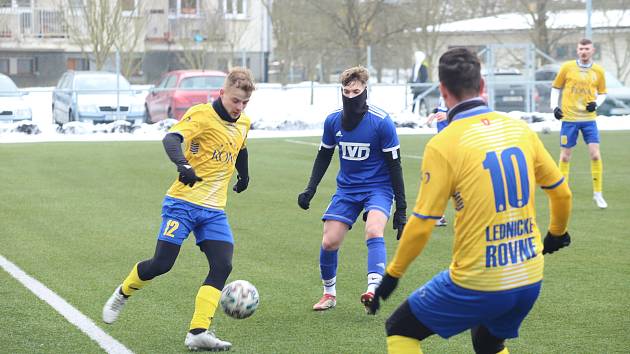 Fotbalisté Slavičína (modré dresy) prohráli také druhý přípravný zápas.