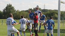 Fotbalisté Tlumačova (modré dresy) v rámci oslav výročí devadesáti let kopané v obci porazili Zdounky 2:0.