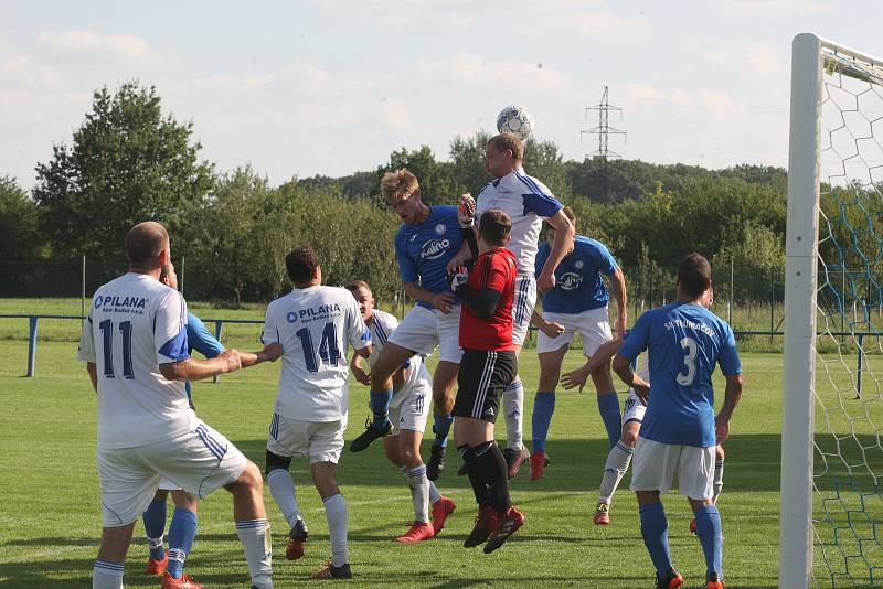 Fotbalisté Tlumačova (modré dresy) v rámci oslav výročí devadesáti let kopané v obci porazili Zdounky 2:0.