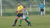 Fotbalisté Újezdu (ve žlutých dresech) zdolali Vysoké Pole 4:2 a před letní pauzou zůstali v čele Ligy4.