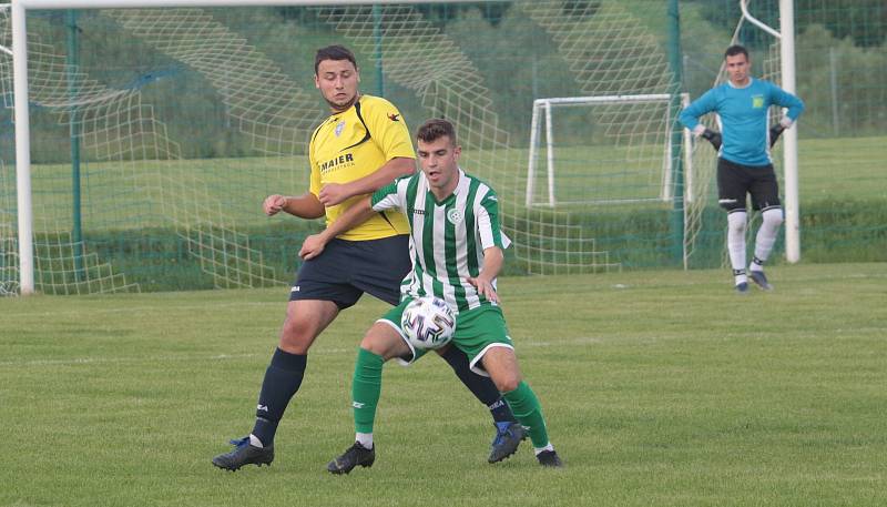 Fotbalisté Újezdu (ve žlutých dresech) zdolali Vysoké Pole 4:2 a před letní pauzou zůstali v čele Ligy4.