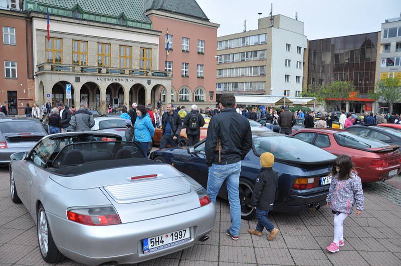 Téměř šedesátka poršáků se sjela na náměstí Míru a nechala se bez ostychu okukovat davy lidí.