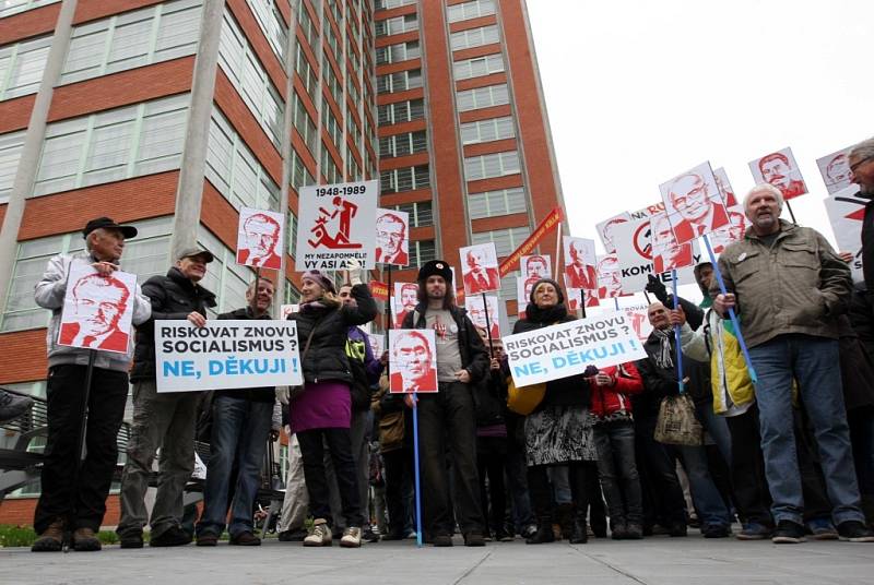 Demonstrace proti KSČM před krajským úřadem ve Zlíně.