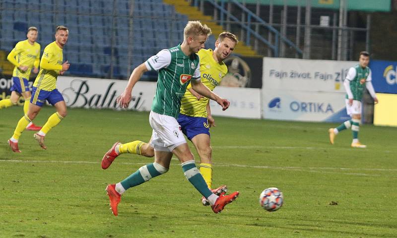 Fotbalisté Zlína (žluté dresy) v 14. kole FORTUNA:LIGY hráli s Jabloncem nerozhodně 0:0.