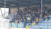 Fotbalisté Zlína (žluté dresy) ve 22. kole první ligy porazili Slovácko 1:0. Regionální derby rozhodl v 82. minutě obránce Martin Cedidla.