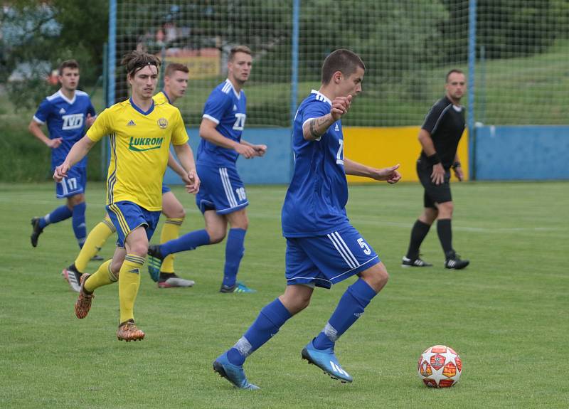 Fotbalisté Slavičína (v modrých dresech) na úvod přípravy zvítězili na Vršavě se Zlínem B 2:1