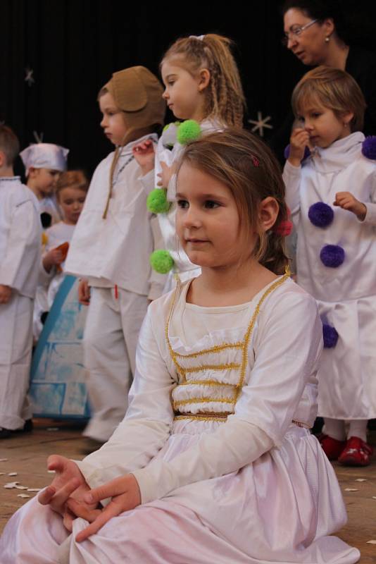 V Komárově ve čtvrtek 5. března 2015 slavily ženy Mezinárodní den žen. Každá dostala zákusek a kávu, harmonikář jim hrál písničky na přání, děti z mateřské školy si pro ně připravily pásmo zimních pohádek a písniček.