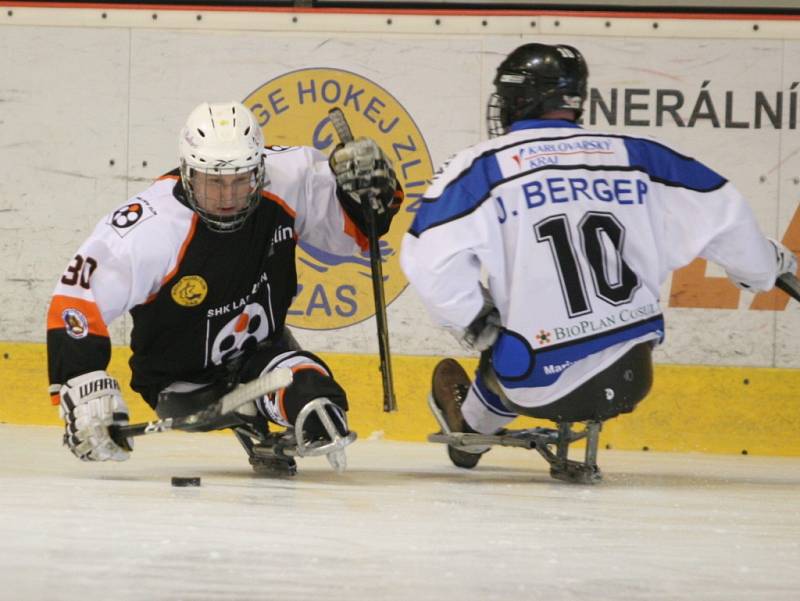 Ve Superfinále sledge hokejové ligy vyzval vítěz základní části Lapp Zlín (v černém) druhé Sharks Karlovy Vary.