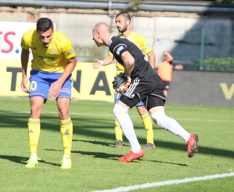 Fotbalisté Fastavu Zlín (ve žlutém) v 9. kole FORTUNA:LIGY hostili v neděli na své Letné pražskou Spartu. Na snímku brankář Dostál.