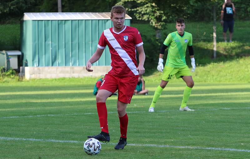 Dvizní fotbalisté Slavičína (v modrém) v rámci středečního 1. kola MOL Cupu doma vyřadili třetiligový Frýdek-Místek v prodloužení 3:2. Foto: pro Deník/Jan Zahnaš