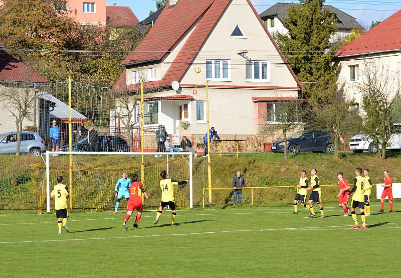 Fotbalisté Tečovic (žluté dresy) doma překvapivě přehráli Mladcovou.