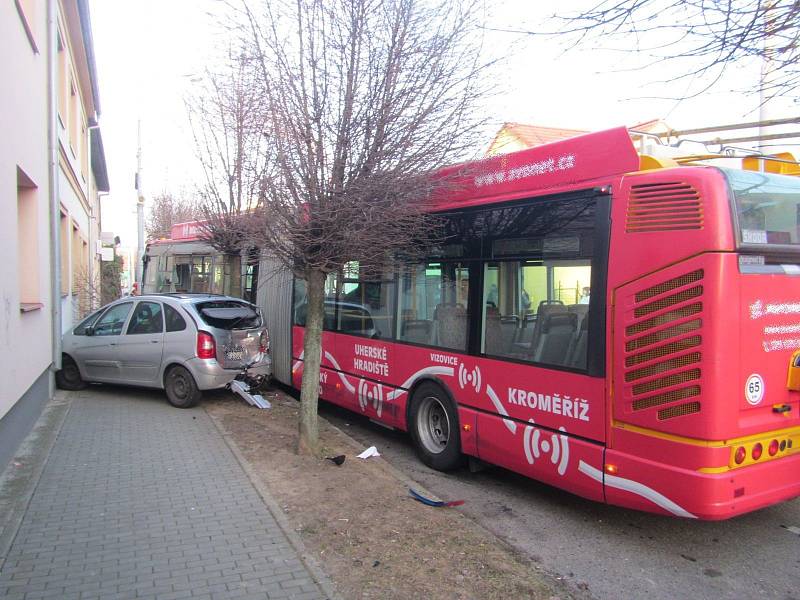 V Otrokovicích boural v pondělí ráno trolejbus.