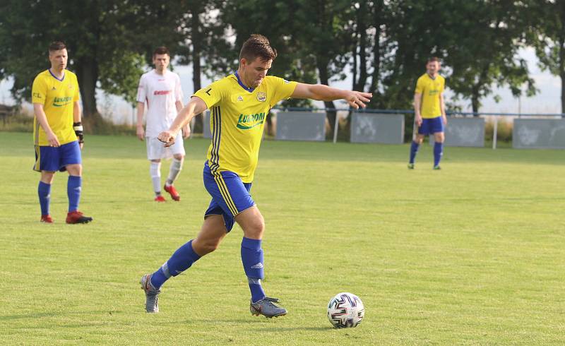 Fotbalisté Luhačovic (ve žlutých dresech) zvítězili na hřišti Sokola Veselá 4:3.