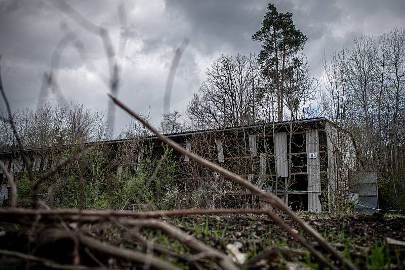 Zničený hangár v areálu ve Vrběticích na Zlínsku, 3. května 2021. Ve Vrběticích v roce 2014 explodoval muniční sklad. Po sedmi letech vyšlo najevo podezření na zapojení ruské tajné služby (GRU a SVR) do výbuchu.