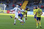 Fotbalisté Zlína (žluté dresy) ve 22. kole první ligy porazili Slovácko 1:0. Regionální derby rozhodl v 82. minutě obránce Martin Cedidla.