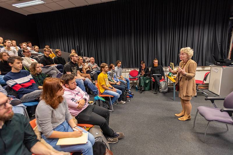 Australanka Linda Aronson, největší současná osobnost v oboru dramaturgie a scenáristiky, připravila sérii odborných workshopů pro studenty ateliéru Audiovizuální tvorba UTB ve Zlíně.