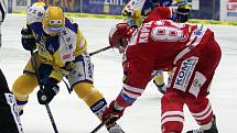 Extraligoví hokejisté Zlína (ve žlutém) v rámci 42, kola nejvyšší soutěže v neděli doma hostili třinecké Oceláře.
