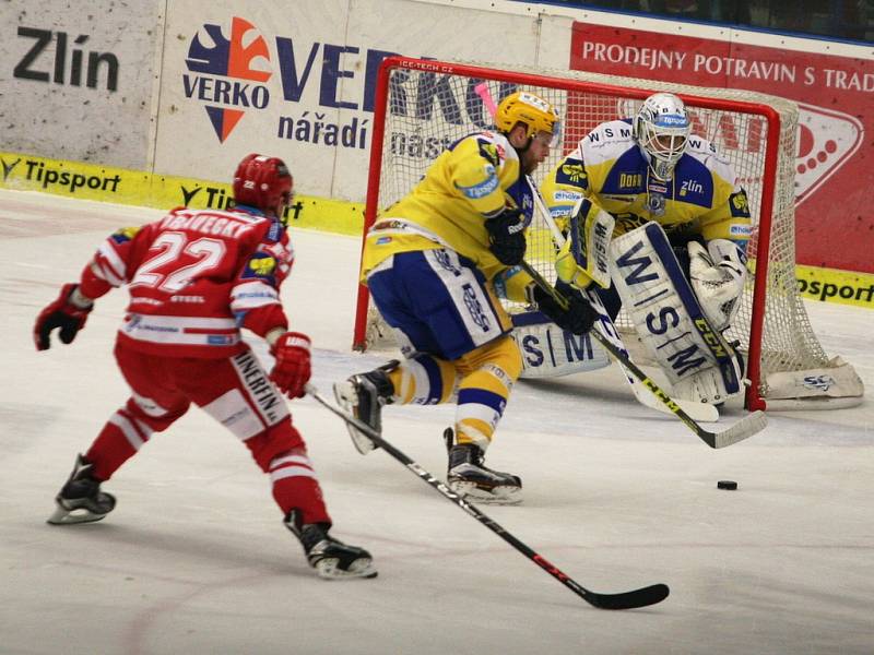 Extraligoví hokejisté Zlína (ve žlutém) v rámci 42, kola nejvyšší soutěže v neděli doma hostili třinecké Oceláře.