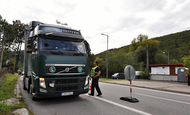 Policisté kontrolují ve čtvrtek 29. září 2022 v Brumově-Bylnici vozidla na hraničním přechodu se Slovenskem.