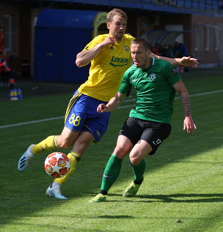 Fotbalisté Fastavu Zlín (ve žlutém) v důležitém zápase bojů o záchranu ve 28. kole v sobotu hostili poslední Příbram.