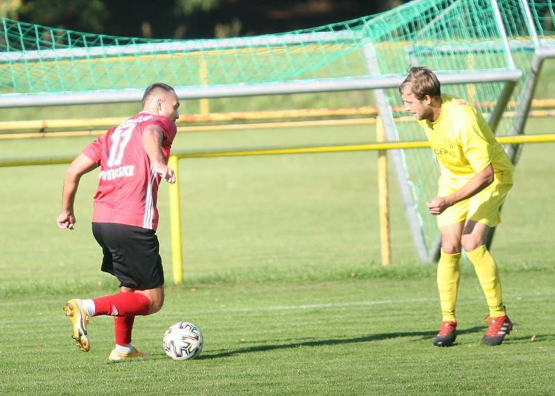 Fotbalisté Kvasic (v červeném) v 10. kole krajského přeboru naplno potvrdili roli favorita a před svými fanoušky jasně 4:0 porazili Nedašov.