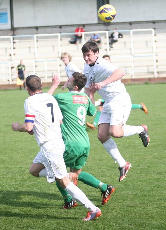 Fotbalisté Slušovic (v zeleném) duel proti zachraňujícím se Vidčím hrubě nezvládli a doma prohráli 0:3. 