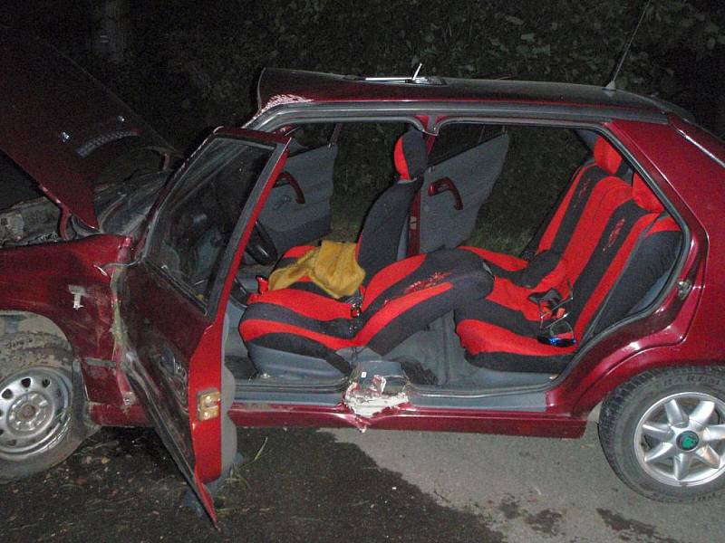 Pomoc hasičů po vážné havárii osobního auta u Lípy