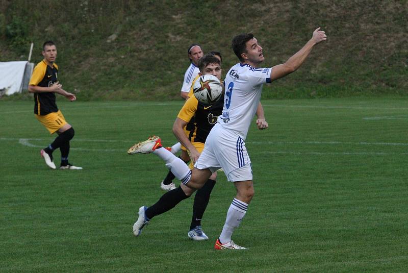 Fotbalisté Luhačovic (bílé dresy) v páteční předehrávce 4. kola krajského přeboru Zlínska podlehly Slušovicím 0:1 a dál čekají v nové sezoně na první výhru.