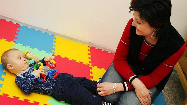 V bývalé ordinaci lékaře na obecním úřadě v Sazovicích na Zlínsku v pátek 25. února slavnostně otevřeli nové mateřské centrum. To má sloužit tamním maminkám a jejich dětem.