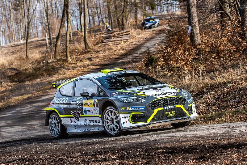 Regionální posádka Erik Cais a Jindřiška Žáková ve voze Fordu Fiesta Rally2 brala v Itálii desáté místo.