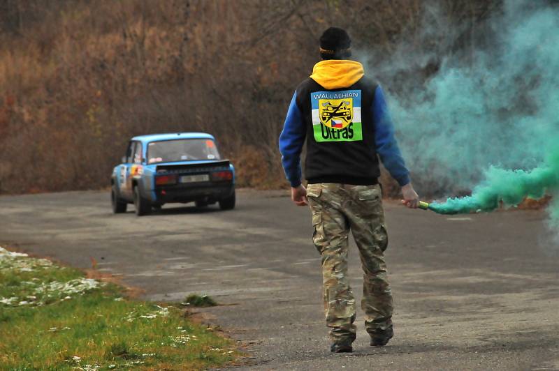 Exhibici VHS Mikuláš Rally ve Slušovicích v sobotu opanoval Ondřej Bisaha se spolujezdcem Jakubem Navrátilem ve voze Hyundai i20 R5. Druhé místo obsadil Martin Vlček se shodným vozem a na třetím místě se umístil Antonín Tlusťák s vozem Škoda Fabia.