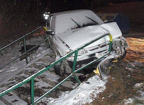 Námraza zkomplikovala jízdu řidiči na Jižních Svazích, který skončil v chodníkovém schodišti 