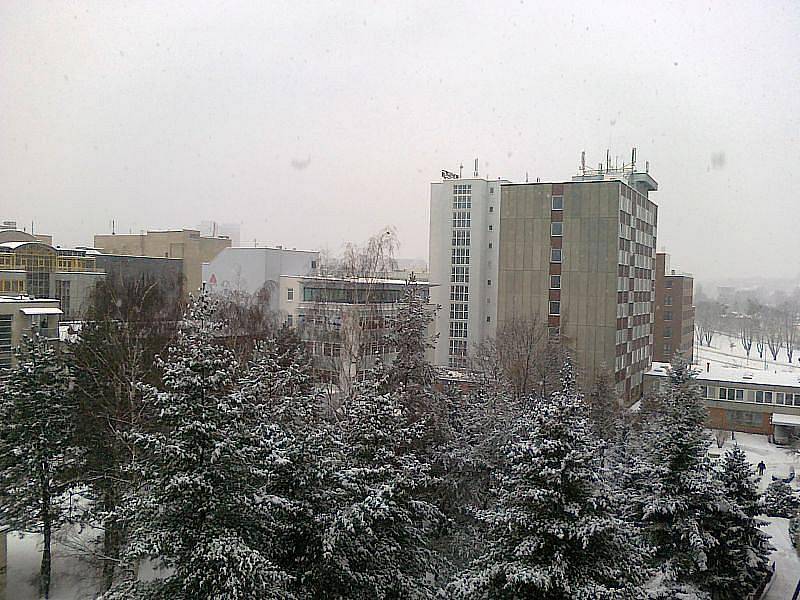 Husté sněžení postihlo 6. ledna Zlínsko. Na snímku je pohled z Vodní ulice ve Zlíně v 9:45 ráno.