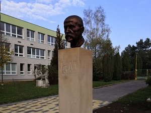 Busta Tomáše Garrigue Masaryka před základní školou v Otrokovicích.