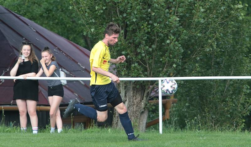 Fotbalisté Újezdu (ve žlutých dresech) zdolali Vysoké Pole 4:2 a před letní pauzou zůstali v čele Ligy4.