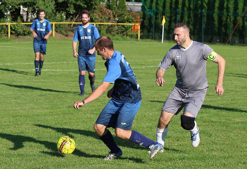 Fotbalisté Kudlova (šedé dresy) v nedělním derby podlehli Provodovu 1:2.