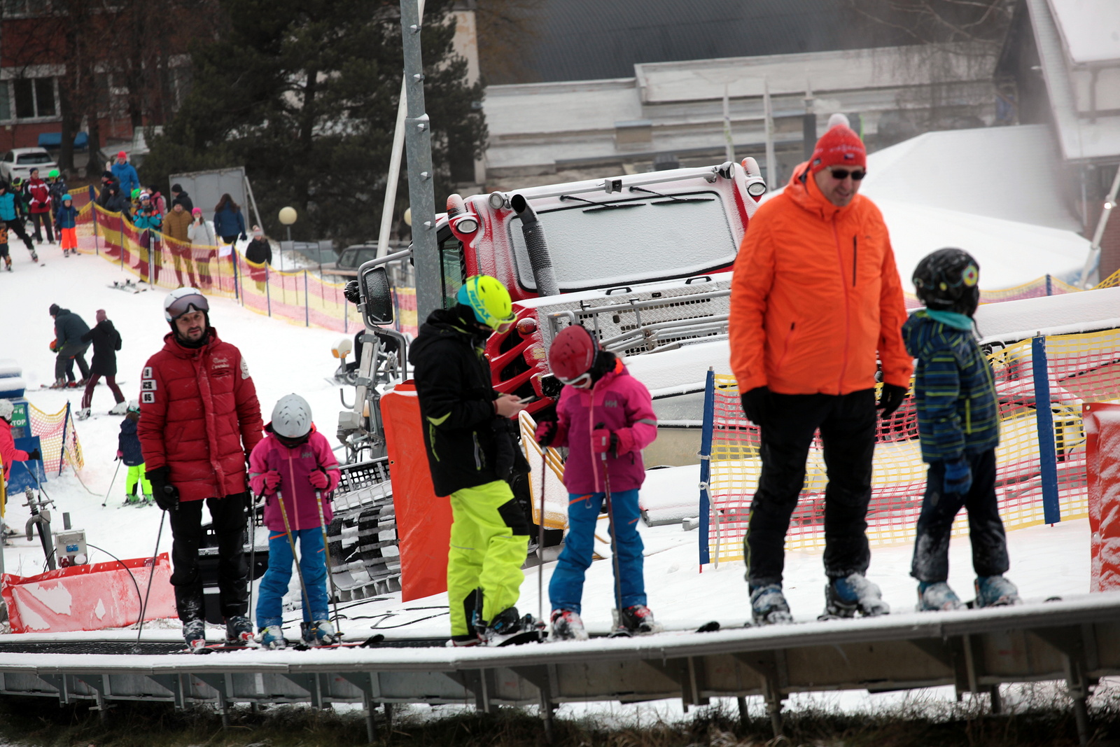 Zlínský Svah zaplnili malí i velcí lyžaři. Takto si jej užívali - Zlínský  deník