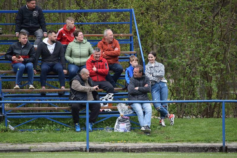 Po dvou úspěšných duelech tentokráte divizní fotbalisté Slavičína (v modrém) doma nestačili na Hranice. Lídru skupiny E podlehli po boji 1:4.