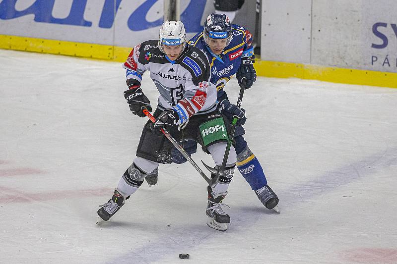 Extraligoví hokejisté Zlína (v modrém) v dohrávce 9. kola po týdnu opět vyzvali hráče Karlových Varů, kterým podlehli 1:2 v prodloužení.
