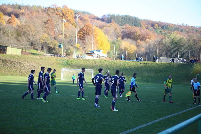 Fotbalisté Luhačovic (modré dresy) v posledním podzimním zápase Krajského přeboru doma podlehli Napajedlím 1:2.