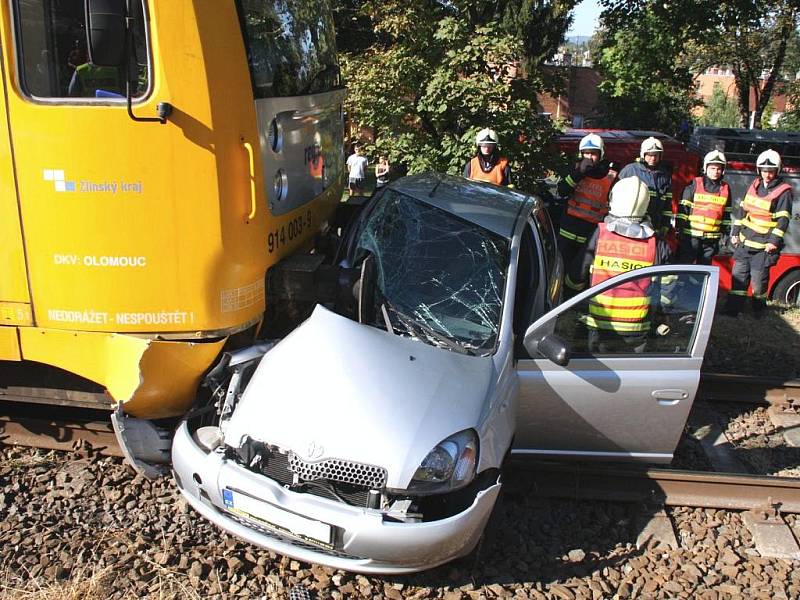 Dopravní nehoda ve Zlíně, řidička osobního auta vjela na přejez při průjezdu vlaku.